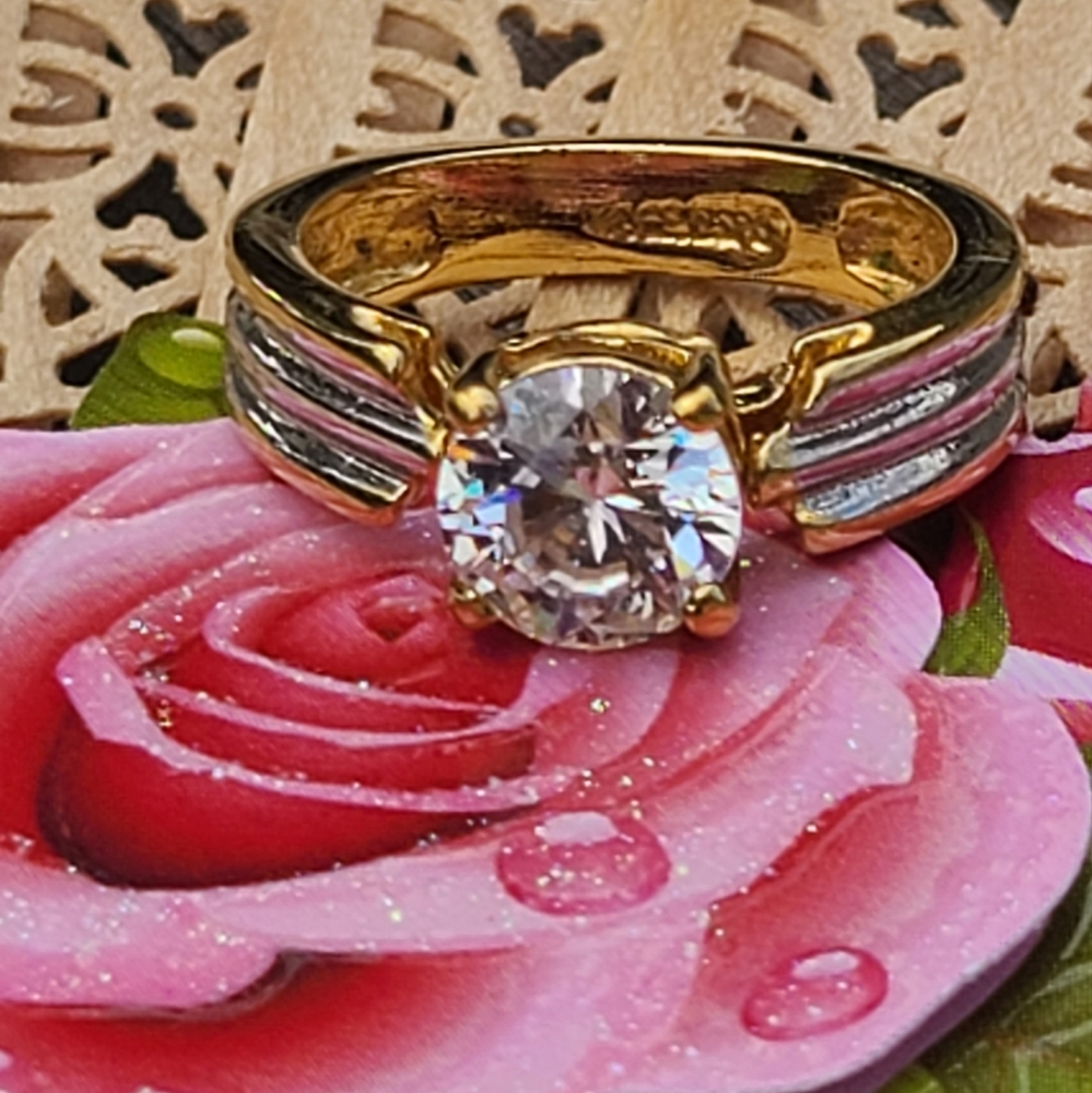 90's Style ladies gold ring size 7.5